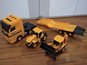 Camion JCB con rimorchio escavatore e trattore 