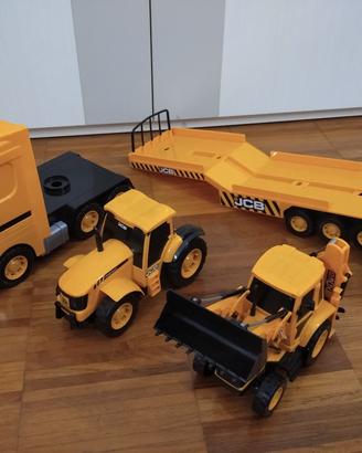 Camion JCB con rimorchio escavatore e trattore