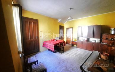 Soluzione bifamiliare con garage privati