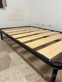 Letto a doghe larghe con materasso