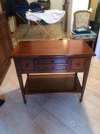 Mobiletto a rotelle antico per televisore