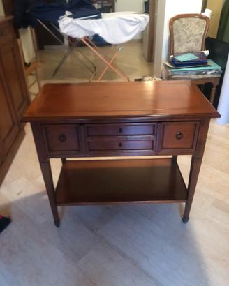 Mobiletto a rotelle antico per televisore