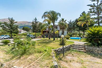 Villa Indipendente Divisibile 8vani220mq + Terreno