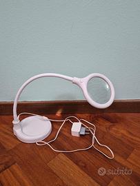 Lampada da tavolo con lente d'ingrandimento 