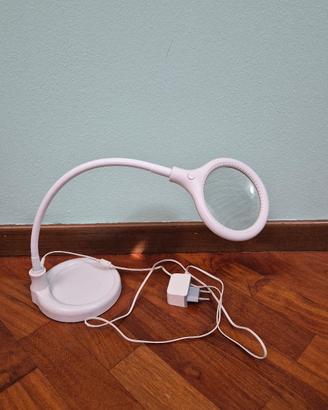 Lampada da tavolo con lente d'ingrandimento 