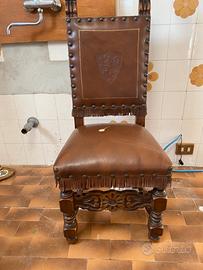 Sedia antica in legno di noce