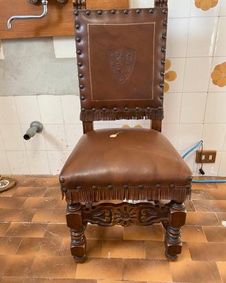 Sedia antica in legno di noce