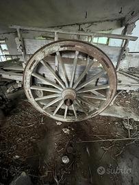 Carri antichi in legno da ristrutturare