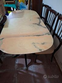 Tavolo con piano in marmo e sedie anni '50