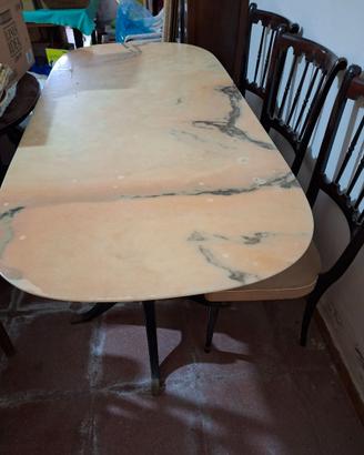 Tavolo con piano in marmo e sedie anni '50
