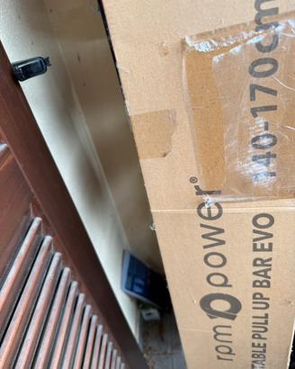 Adjustable pull up bar