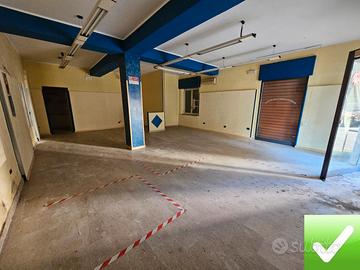 Locale Categoria C3 Vetrine Fronte Strada Sbarre