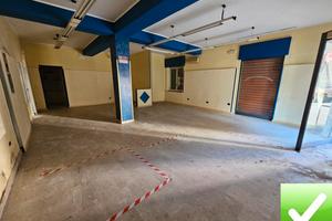 Locale Categoria C3 Vetrine Fronte Strada Sbarre