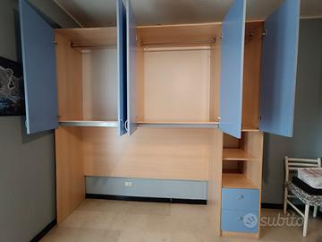 Armadio a ponte colore legno chiaro e celeste