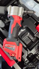 rivettatrice a batteria milwakee 12 volts