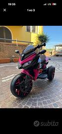 moto elettrica per bambini a tre ruote.