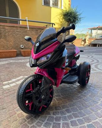 moto elettrica per bambini a tre ruote.