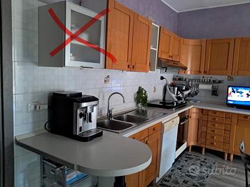 Cucina con lavastoviglie e forno + Tavolo