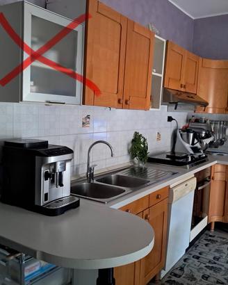 Cucina con lavastoviglie e forno + Tavolo