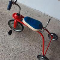 Triciclo a pedali in metallo funzionante