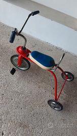 Triciclo a pedali in metallo funzionante