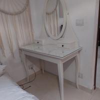 scrivania con specchiera hemnes