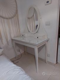 scrivania con specchiera hemnes