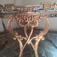 Carrello stile barocco in ottone con ripiani di ve