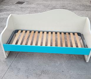 Letto singolo con struttura in legno.