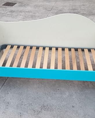 Letto singolo con struttura in legno.