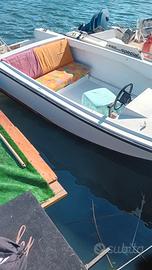 Barca con motore fuoribordo