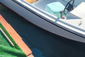 Barca con motore fuoribordo