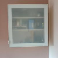 Mobiletto-libreria bianco con anta in vetro