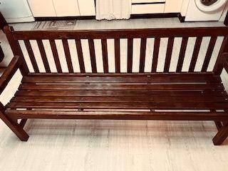 panca in legno massello con braccioli