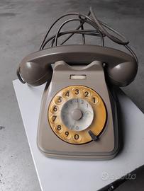 vecchio telefono a filo con rotella numetica
