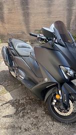 Moto Tmax 560