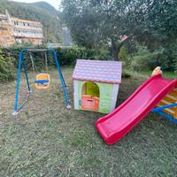 Casetta + scivolo + altalena = Divertimento