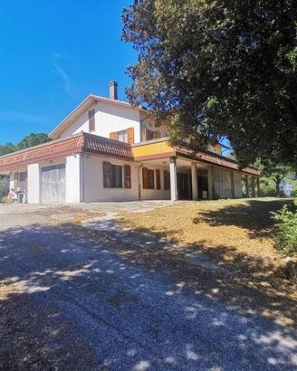 Villa di 683 m² con più di 5 locali e box auto dop