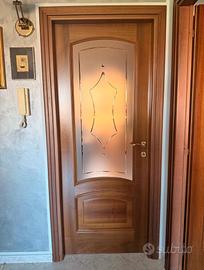 Porte interne in noce con vetro e maniglie ghidini