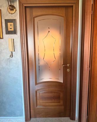 Porte interne in noce con vetro e maniglie ghidini