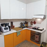 Cucina arancione e bianco