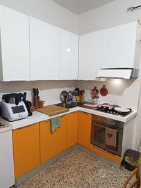 Cucina arancione e bianco