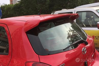 Spoiler sul tetto per Toyota Yaris 2 2005-2011