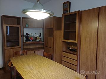Cucina in legno con copertura in formica