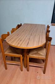 tavolo a penisola con sedie