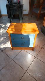 Comodino in legno massello con due cassetti 