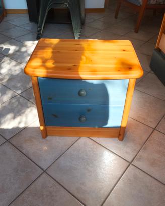 Comodino in legno massello con due cassetti 