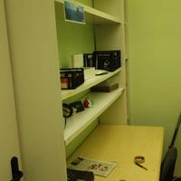 MOBILE LIBRERIA BIANCO CON TAVOLO E SEDIA