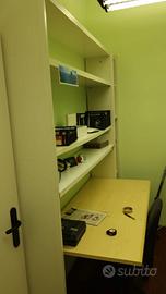 MOBILE LIBRERIA BIANCO CON TAVOLO E SEDIA