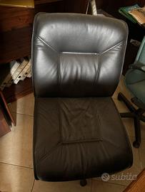 Poltrona in pelle nera